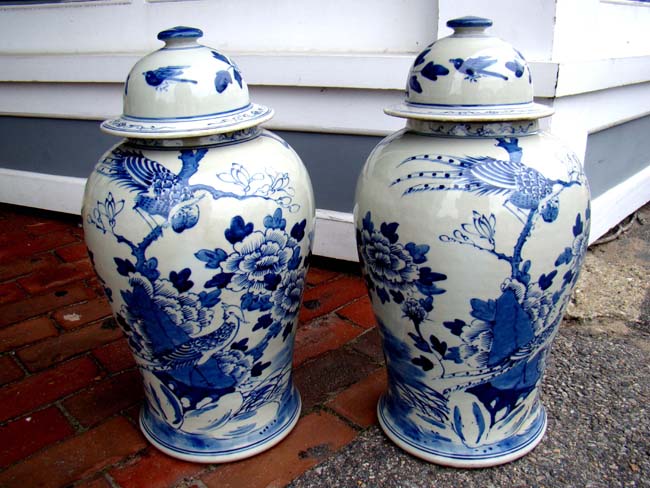 An attractive pair of Chinese TEMPLE jars with exotic bird motif, 20th century
